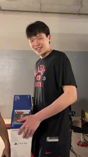 爱吃饭睡觉打游戏🤣杨瀚森收获礼物PS5 开心地抱着炫耀了一路