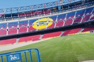 世体：诺坎普已开始铺设新的草坪，但巴萨何时能重返主场尚无定论