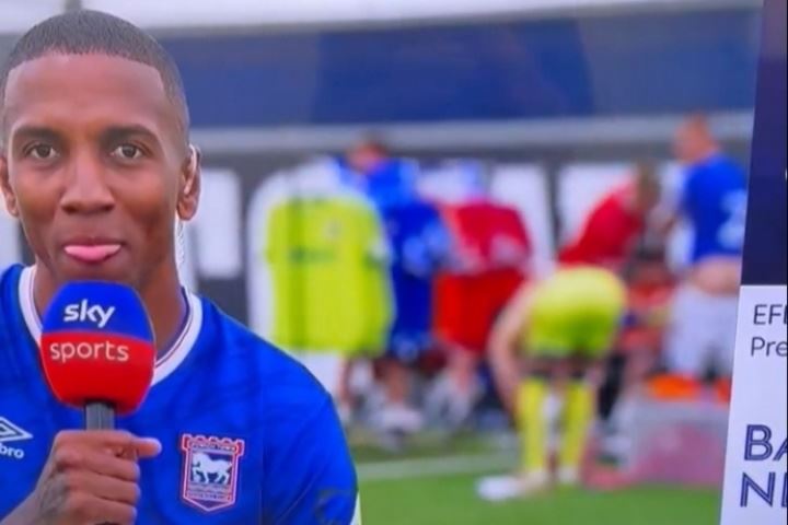 😂40岁阿什利-扬接受采访，身后伊镇队友脱裤子露腚+被打屁股