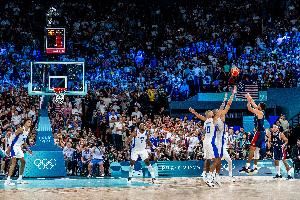 科尔：没人有库里这种心态 奥运上大家都在让权 就他主动要球打