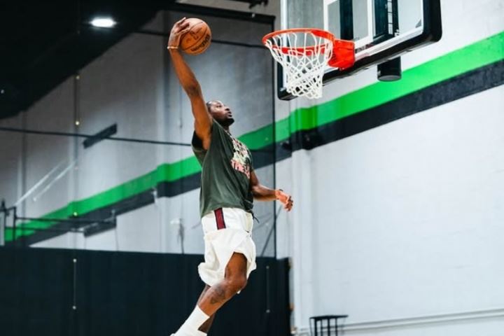 库明加继续晒训练照！😤咔咔扣篮+🥵投篮出手点依然较低