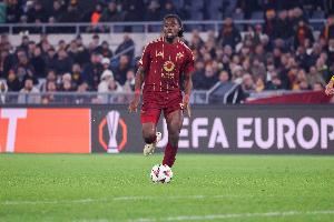 记者：国米想要科内，是因为他们在寻找一位拦截型中场