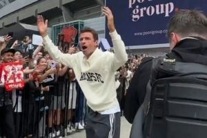 巨星驾临！穆勒抵达温哥华白浪主场，受到球迷的热烈欢迎