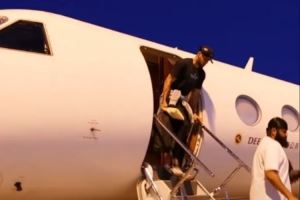 热情似火！库里开启中国行 现场球迷高喊MVP