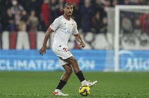 记者：巴代今天下午去勒沃库森体检，球员转会费3000万欧&签约5年