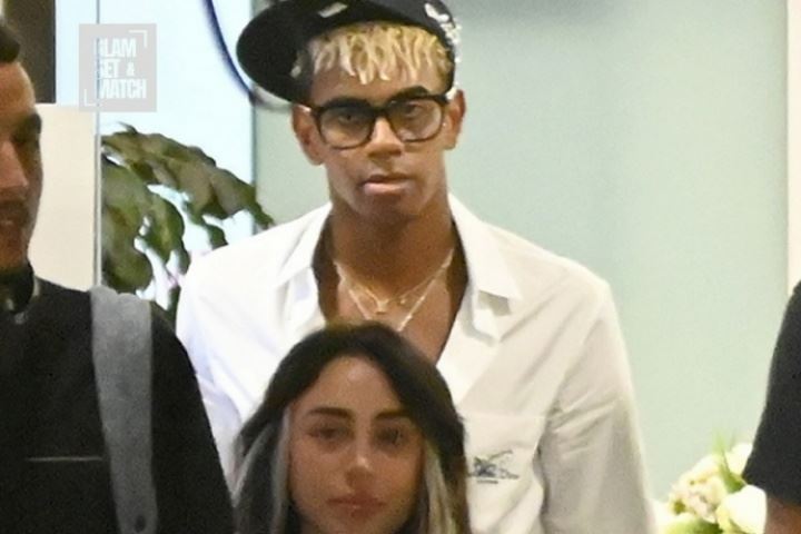 进展迅速😘亚马尔被拍到与绯闻女友出入机场，并同住一家酒店