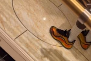 金光闪闪！詹姆斯自拍上脚新款黄金4万分配色詹23代战靴