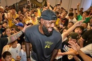 詹姆斯晒中国行成都站海量图片：太不可思议 国王爱你！🤎👑