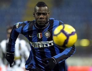 马特拉齐：当年欧冠战巴萨巴洛特利非常消极，赛后我给了他两巴掌