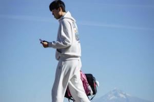 明日杨瀚森首秀！背着粉色小书包的杨瀚森登机前往湾区 NBA初体验