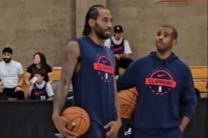 聊啥呢？船记晒视频：保罗和莱昂纳德训练中交流 表情都很认真