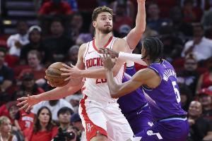 乌度卡：申京一直是那种能传球的球员 他现在决策更快了