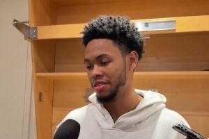 安芬尼-西蒙斯谈绿军首秀：开始有点紧张 后面就按自己节奏打球了