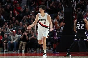 攻防不利！防守再次被艾顿命中中投 杨瀚森垂头有点沮丧