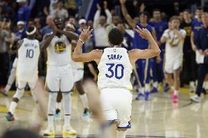 库里：我&追梦&巴特勒会尝试做球队支柱 但很高兴看到大家都贡献