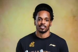 媒体人：巴里·布朗今晚抵达中国 雷琼·塔克也将于本周末前抵达