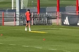 朝着复出迈进!穆西亚拉今日继续在拜仁基地单独训练