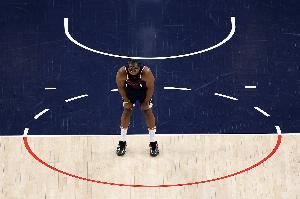 正负值-21最低!哈登半场9中3拿到8分2助 三分5中1