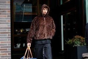 火箭众将入场穿搭:申京豹纹外套 除亚当斯外全员过冬