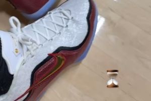 回归倒计时!詹姆斯晒在湖人训练馆场边自拍 附上⏳表情