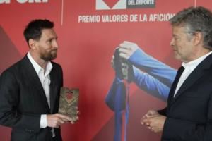 梅西获评巴萨史上最受爱戴球员：我原本希望整个生涯都能留在巴萨