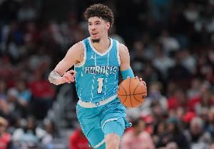 美记报道自己对球队不满愿意离队!三球更推回应:🤡